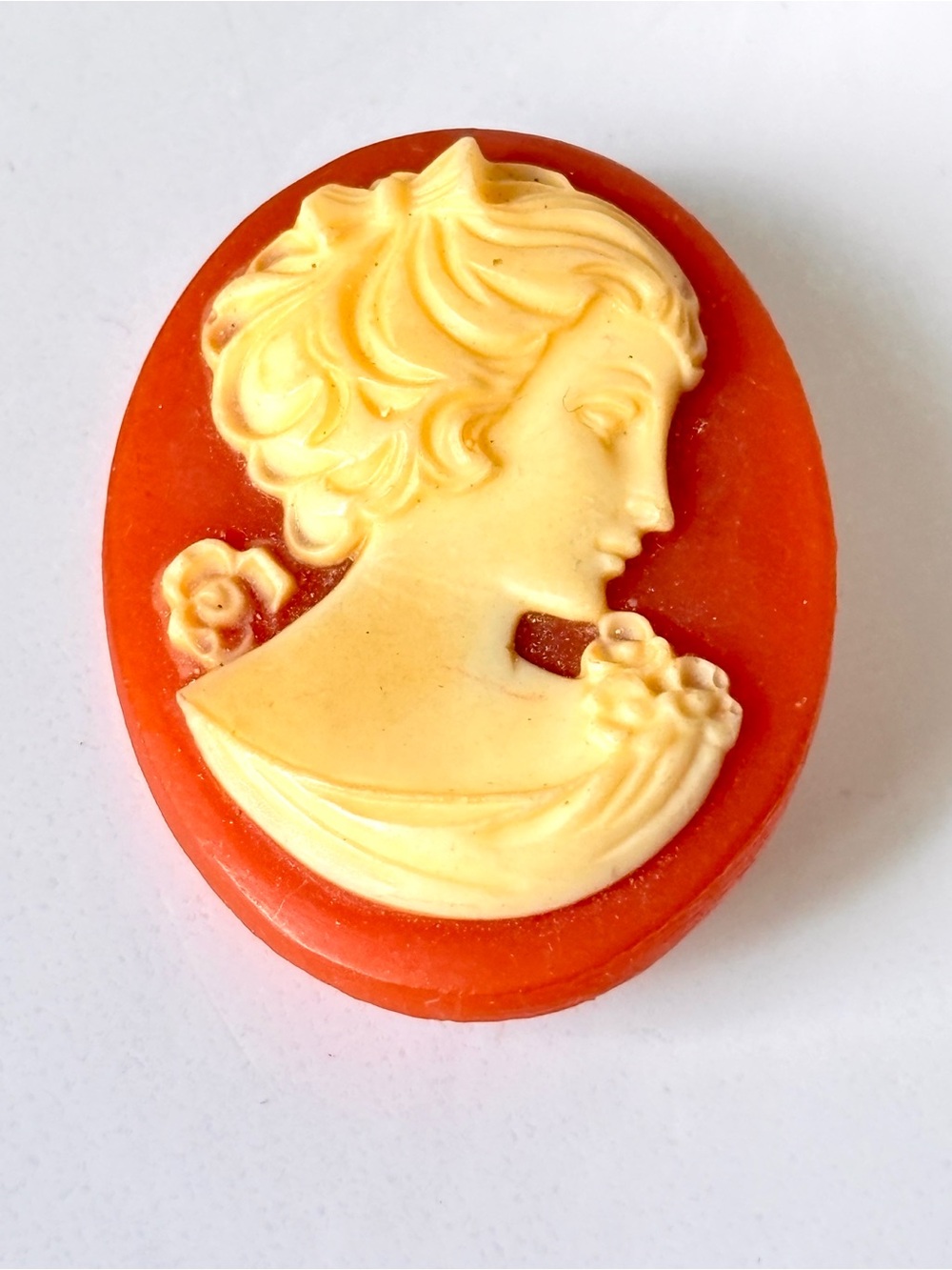 🌷5/25$ Unframed Faux Cameo brooch